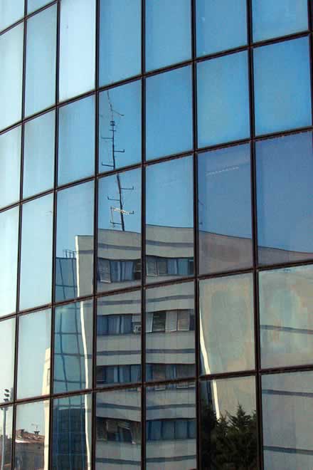 Odrazi u prozorima gradskih zdanja mogu dati krivu sluku, �ak ako je i zgrada MUP-a u pitanjui.