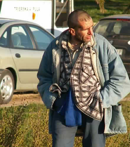 Evo i D�eksona smo ulovili, u njegovom neumornom �iravanju gradaom, kako se u predve�erje �e�e pokraj Vesla�kog