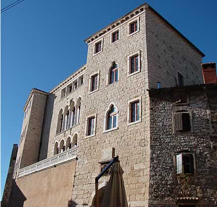 Malenim gradskim trgom dominira gradska pala�a s ulazom u staru gradsku jezgru. 