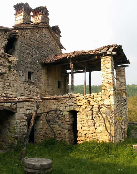 Stare ru�evne ku�e u Kotlima �ekaju neke nove stanare da ih obnove i unesu ponovo malo �ivota u njih.