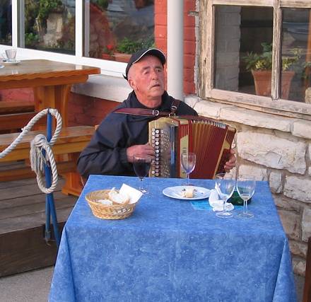 Na terasi jednog Fa�anskog restorana, ovaj je maestro iz sveg glasa i vedra srca zapjevao na prvi dan prolje�a gostima i �eta�ima u prolazu. Snimljeno u Fa�ani 20.03.2005.