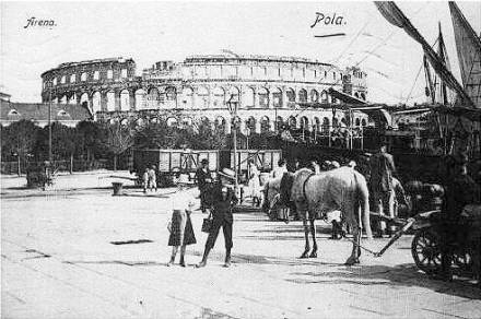 Pulska Arena snimljena 1911 godine s mjesta ispred dana�njeg Carinskog (Rije�kog) gata.