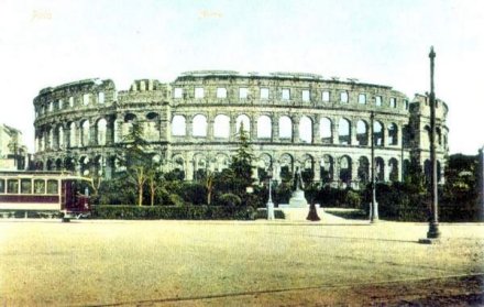 Pulska Arena - po�etkom 20. stolje�a. Pogled na Arenu - s rive i  'kroz' Valerijin park. Kao �to vidite nema ni traga od ogromnih borova i stabala koja danas krase Valerijin park.... eh, kako vrijeme leti.