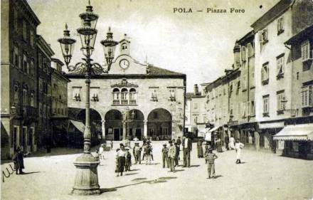 Pulski Forum iz nekih davnih vremena s po�etaka pro�log stolje�a i prije urbanisti�kih zahvata Mussolinijevih arhutekata