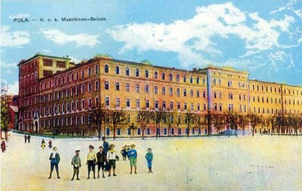 Nekada�nja K.u.K. Maschinen Schule, kasnije Mornari�ki ma�inski centar JRM, nakom toga Mornari�ki nastavni centar Karlo Rojc, a danas samo dijelom u funkciji raznih gra�anskih udruga. 