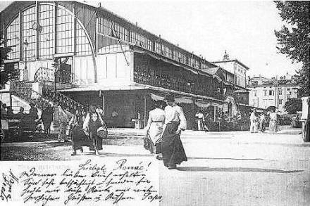Pulska tr�nica 1906 godine - skulptura �ene snimljene u prvom planu ove fotografije danas se nalazi na katu tr�nice