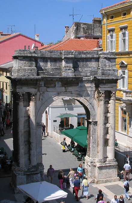 Slavoluk Sergijevaca, Zlatna vrata, Port aurea ... i kako god ih nazvali uvijek �e biti jedan od prekrasnih simbola na�eg grada.
